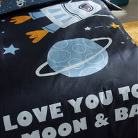 Detailaufnahme Spruch am Bettdeckenende "Love Yuu To The Moon & Back"