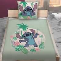 Türkise Stitch Bettwäsche auf Bett gezogen