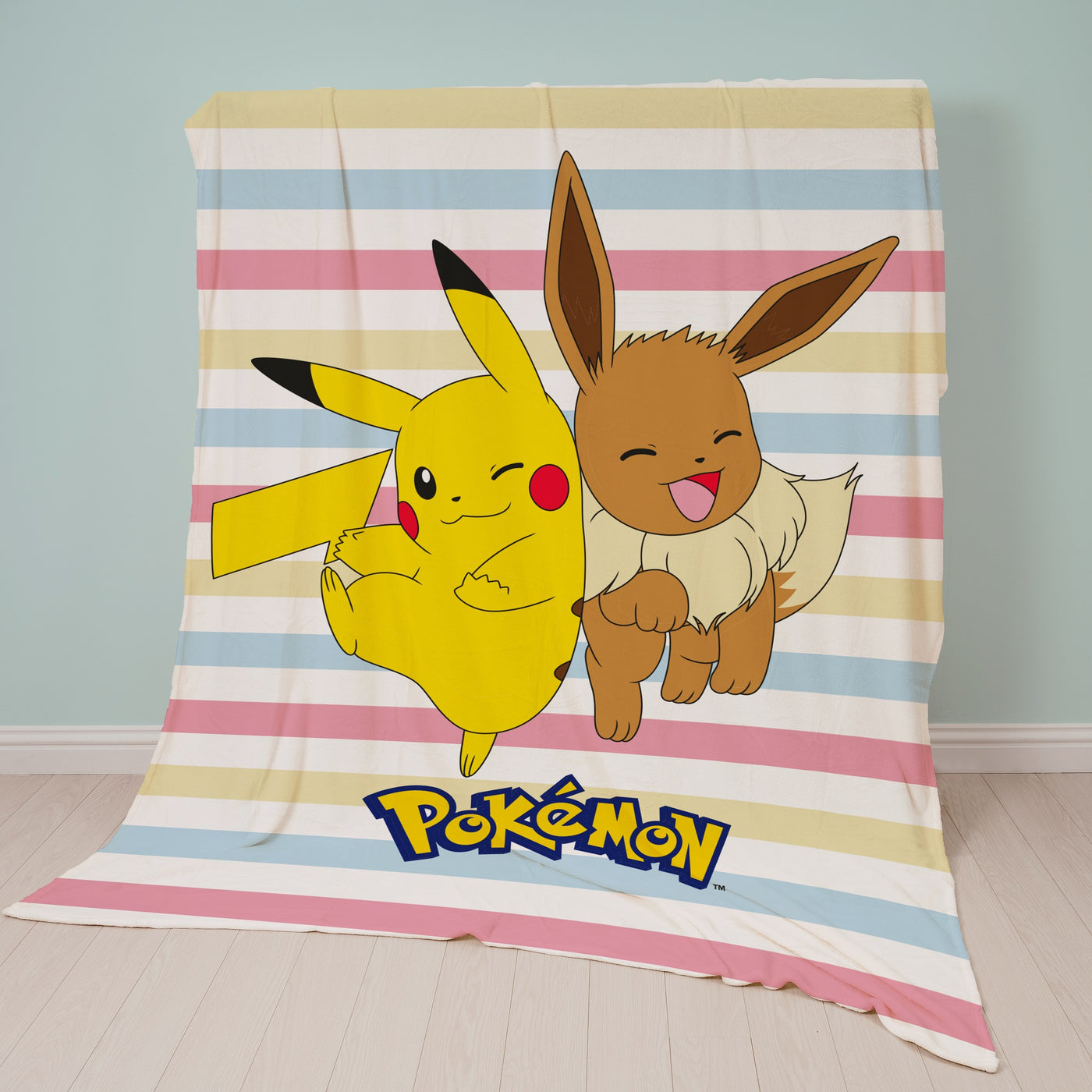 Pokemon Kuscheldecke mit bunten Streifen, Pikachu und Evoli im Zimmer hängend