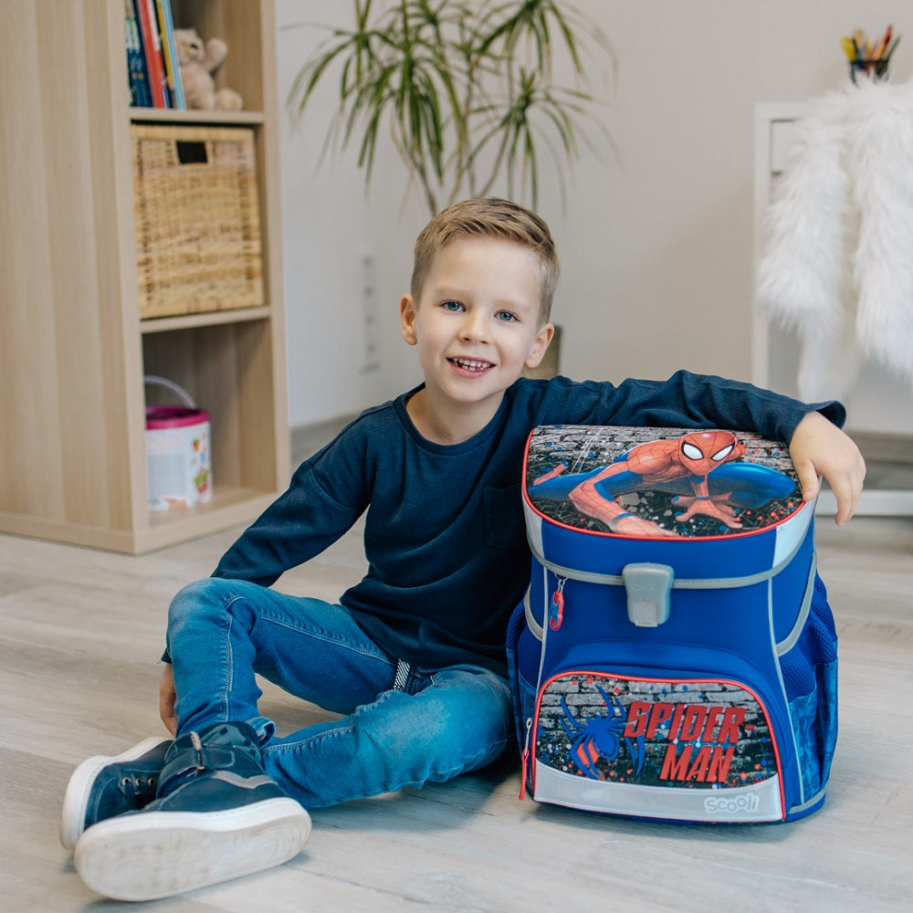 Jungen sitzt am Boden mit Spiderman Schulranzen