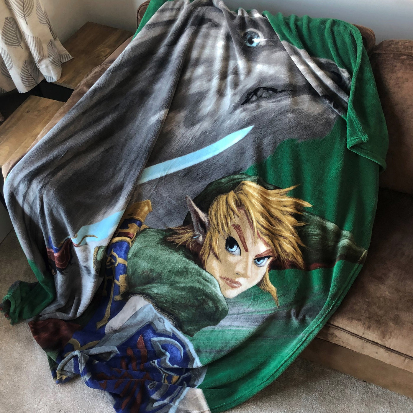 Zelda Tagesdecke lässig über die Couch geworden mit leichten Falten